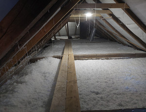 Zateplení stropu rodinného domu pomocí foukané izolace